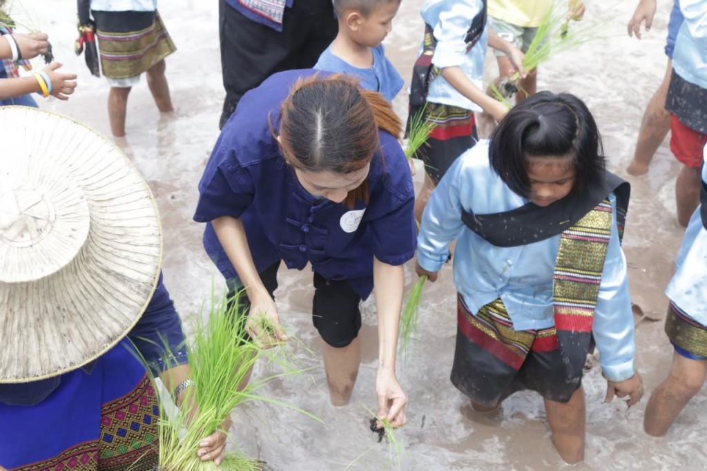 After the opening ceremony, young people who live in the community participate in the rice fields around the agricultural learning center.